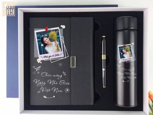 Sổ tay và bút là một công cụ hữu ích giúp quá trình giảng dạy của cô giáo trở nên tỉ mỉ.