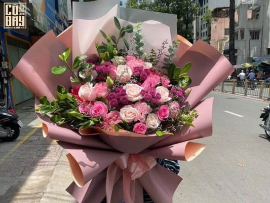 Bó hoa tươi thắm là món quà có ý nghĩa đầu tiên mà bất cứ ai cũng nghĩ đến mỗi khi đến dịp 20/11.