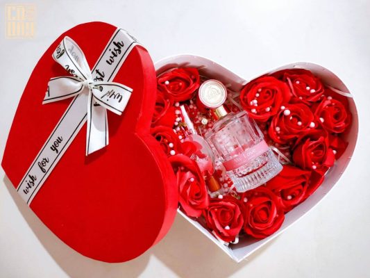 Một chai nước hoa với hương thơm ngọt ngào, phù hợp với mùi hương yêu thích của nàng.