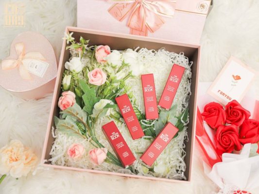 Son môi là món đồ trang điểm không thể thiếu của bất kỳ cô gái nào.