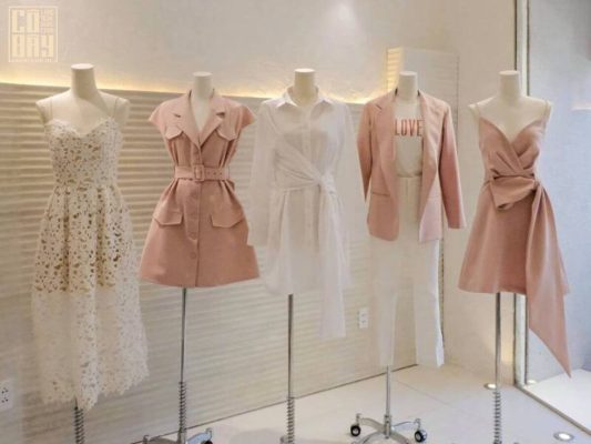 Không cô gái nào có thể từ chối một chiếc váy xinh xắn do chính tay chàng chọn làm quà tặng Valentine.