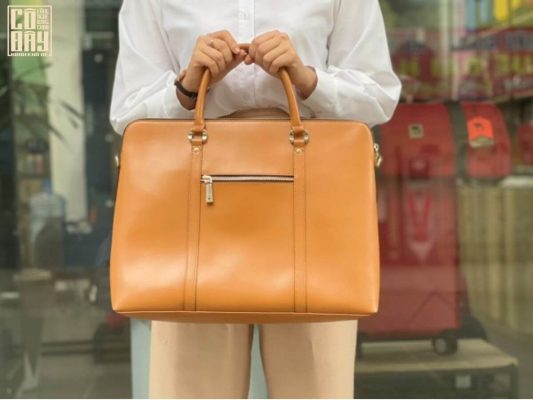 Chiếc khăn choàng là món quà tặng thể hiện lòng biết ơn, thể hiện sự tôn trọng đối với cô giáo.